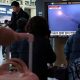 Un grupo de personas en una estación de tren de Seúl observa un televisor que emite la noticia sobre Corea del Norte disparando un misil balístico al mar frente a la costa este surcoreana. Foto: DW