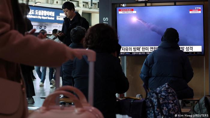 Un grupo de personas en una estación de tren de Seúl observa un televisor que emite la noticia sobre Corea del Norte disparando un misil balístico al mar frente a la costa este surcoreana. Foto: DW