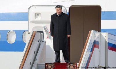 Xi Jinping subiendo al avión antes de dejar Moscú. Foto: DW