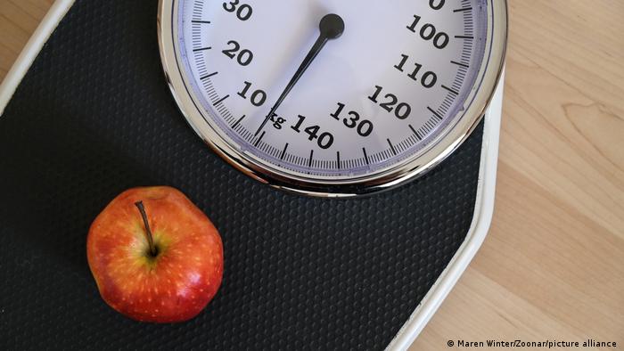 Cuando comemos, los niveles de leptina en sangre aumentan. Esta hormona es responsable de mandar la señal de saciedad a nuestro cerebro. Foto: DW