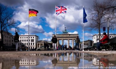 La Puerta de Brandeburgo, engalanada con banderas británicas. Foto: DW