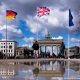 La Puerta de Brandeburgo, engalanada con banderas británicas. Foto: DW