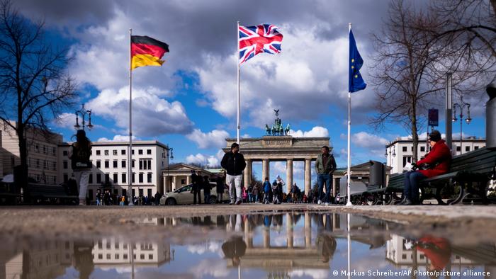 La Puerta de Brandeburgo, engalanada con banderas británicas. Foto: DW