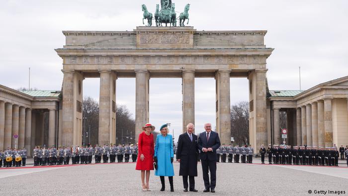 Los monarcas británicos y la pareja presidencial alemana, frente a la Puerta de Brandeburgo. Foto: DW.