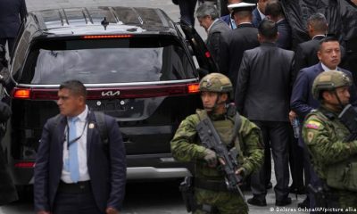 Guillermo Lasso, es rodeado por seguridad mientras ingresa a un vehículo para salir del Centro Cultural Metropolitano, ubicado junto al palacio presidencial en Quito. Foto: DW