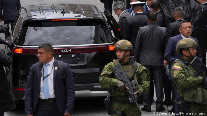 Guillermo Lasso, es rodeado por seguridad mientras ingresa a un vehículo para salir del Centro Cultural Metropolitano, ubicado junto al palacio presidencial en Quito. Foto: DW