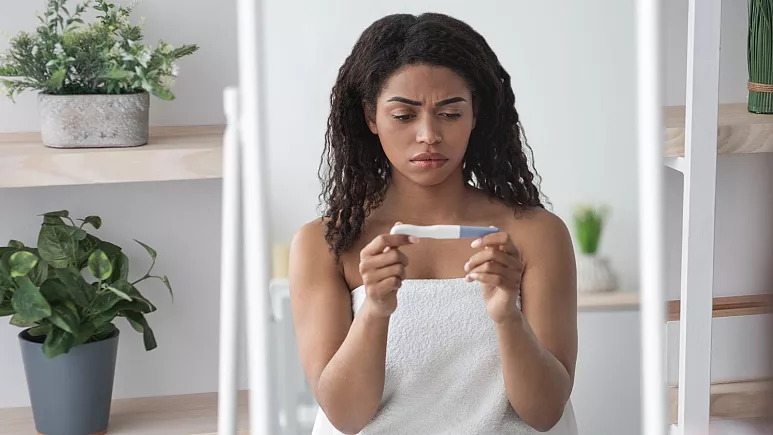 Mujer que realizó una prueba de embarazo. Foto referencial.