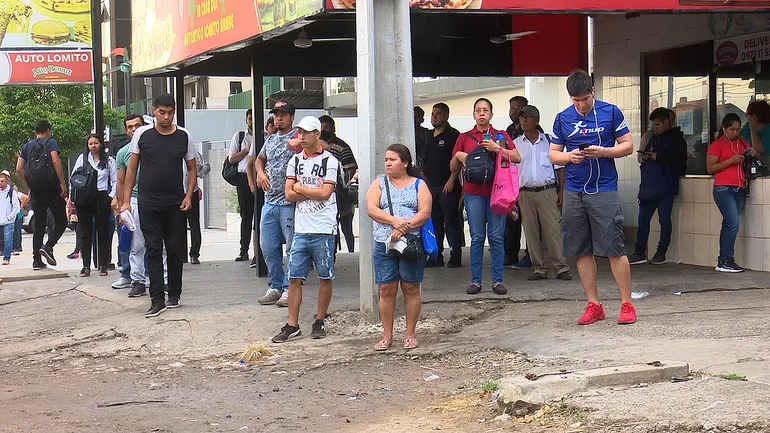 En el área metropolitana, la ciudadanía vive un calvario diario por prolongadas esperas de colectivos para intentar llegar a destino. Foto: ABC TV