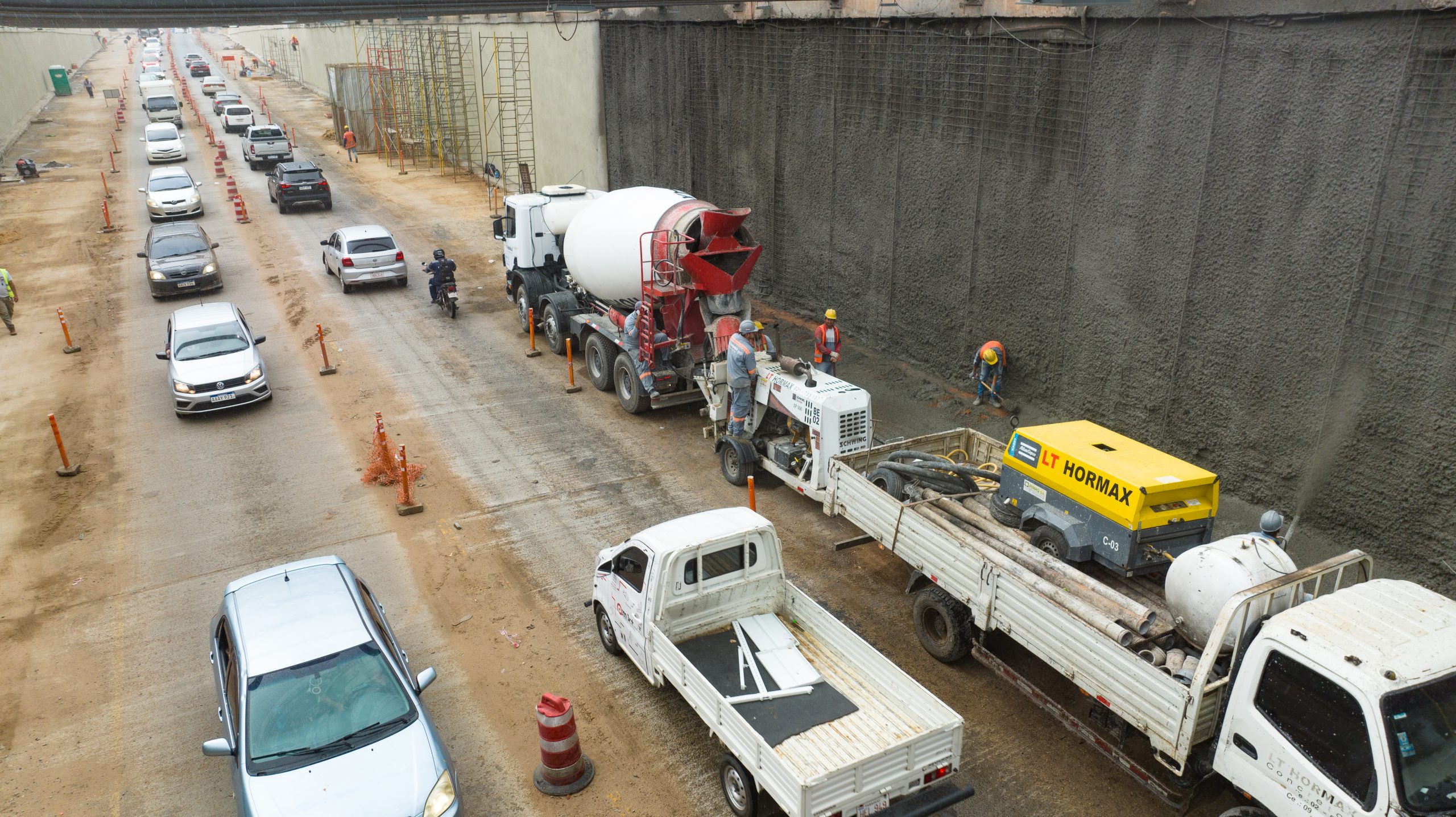 Trabajos de revoque en el túnel Tres Bocas. Foto: MOPC.