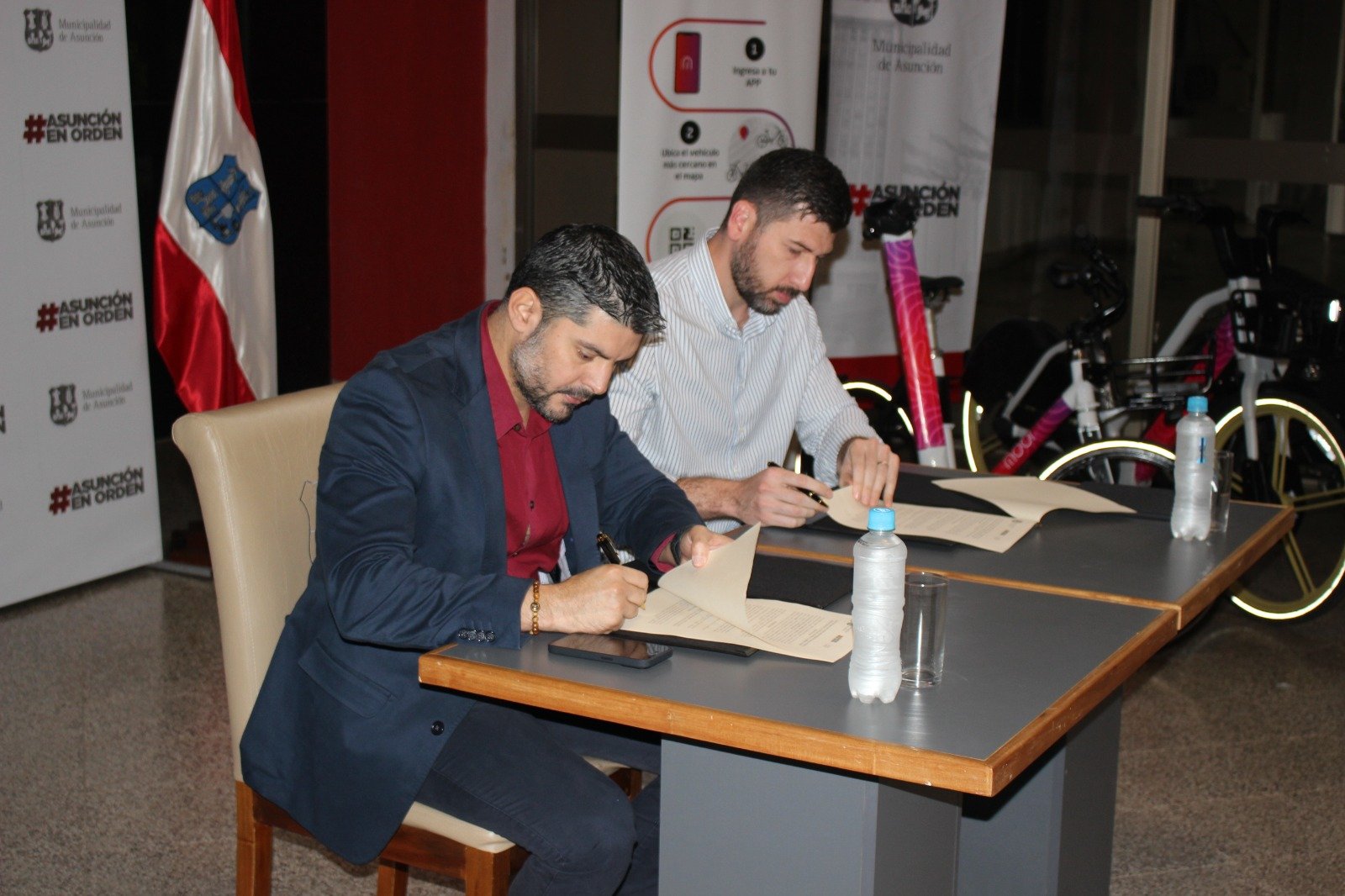 Intendente Óscar "Nenecho" Rodríguez durante la firma de convenio. Foto: Municipalidad de Asunción.