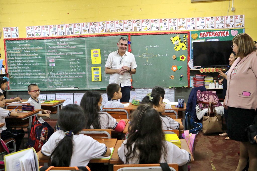 Clases en aulas paraguayas. Foto: MEC