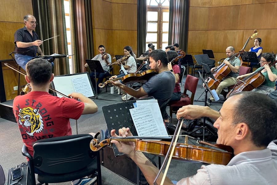 El maestro Gabriel Graziani durante un ensayo de la OSIC. Cortesía