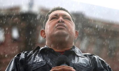 Hugo Chávez pronuncia un discurso bajo la tormenta en la avenida Bolívar el 04 de octubre de 2012. Foto: Reuters