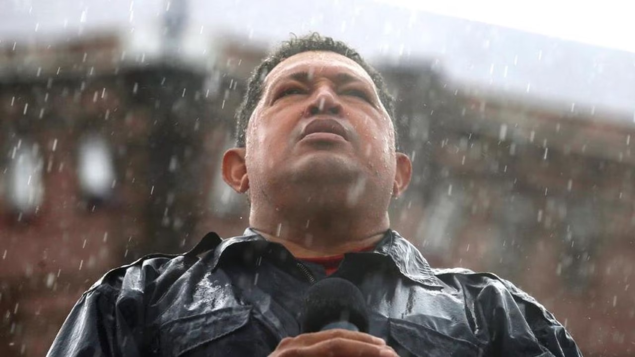 Hugo Chávez pronuncia un discurso bajo la tormenta en la avenida Bolívar el 04 de octubre de 2012. Foto: Reuters