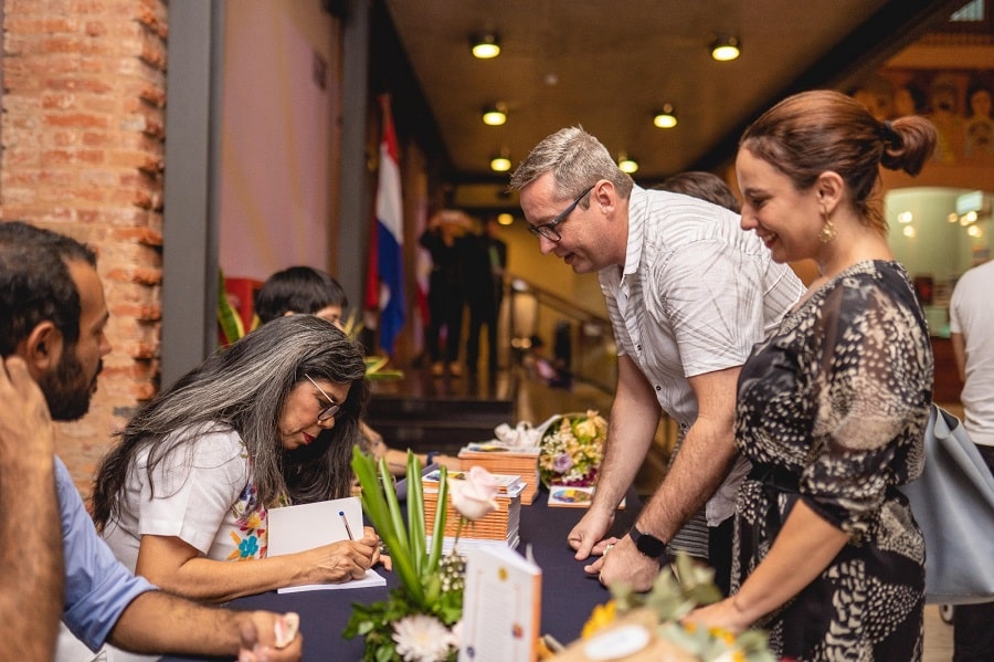 Firma de ejemplares tras la presentación de Ñe'ẽ Jerépe. Cortesía