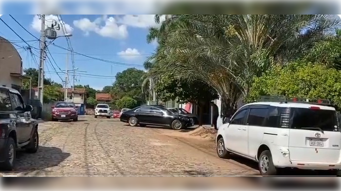 Así llegaba Fernando Lugo a su residencia. Captura video Jessica Martínez