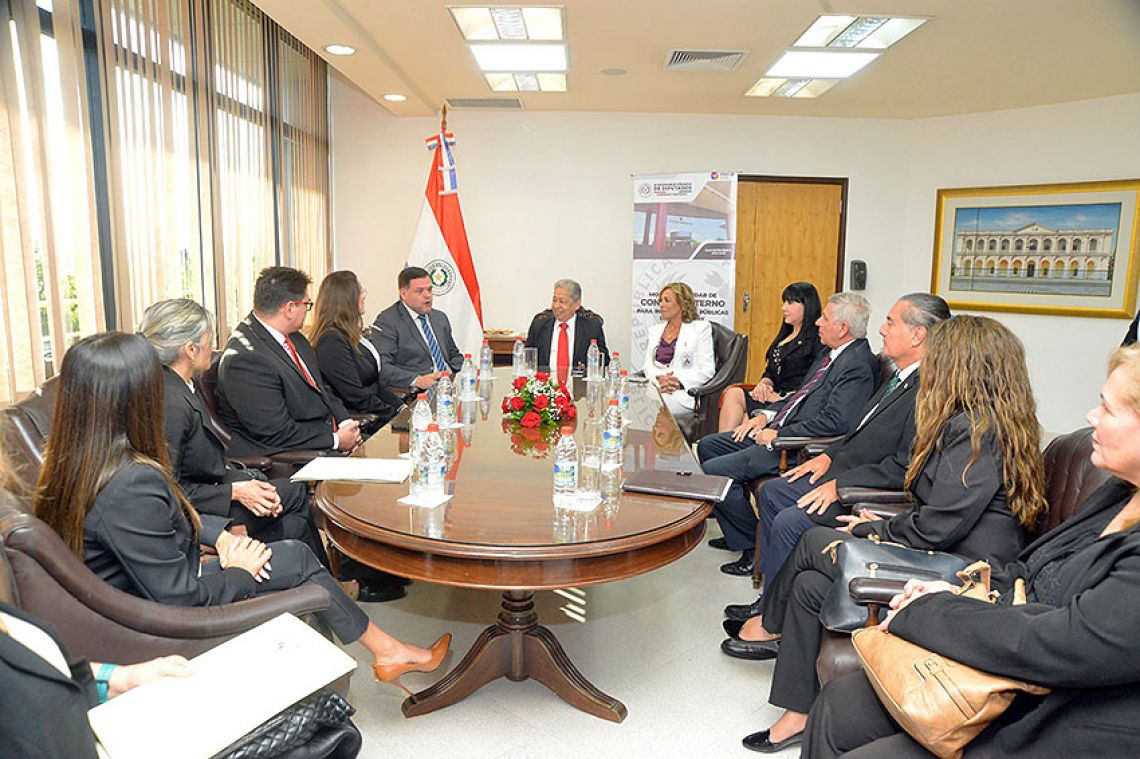 Reunión de autoridades de la Contraloría con Diputados. Foto: Gentileza.