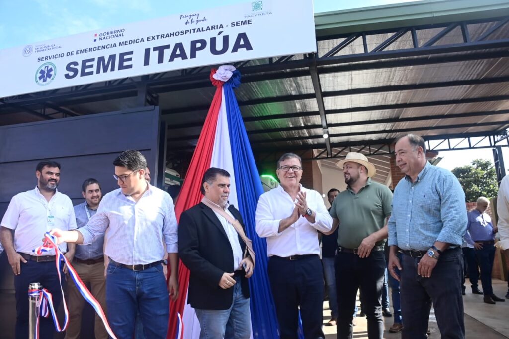 Autoridades del Gobierno en acto de inauguración. Foto: EBY