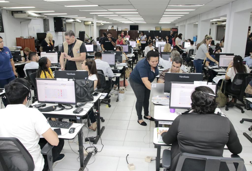 Funcionarios del TSJE capacitando. Foto: Gentileza