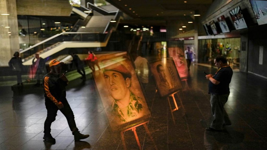 Una pintura del presidente Hugo Chávez decora la sala del Teatro Teresa Carreño en Caracas (Venezuela). Foto: AP