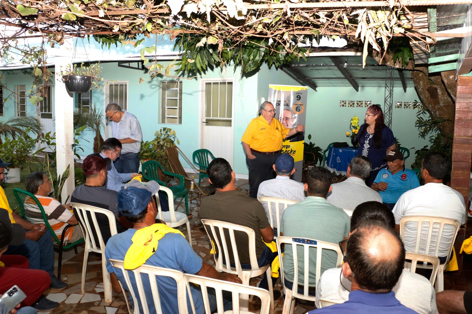 Jorge Heisecke, durante un encuentro con pequeños productores en San Alfredo. Foto: Gentileza.