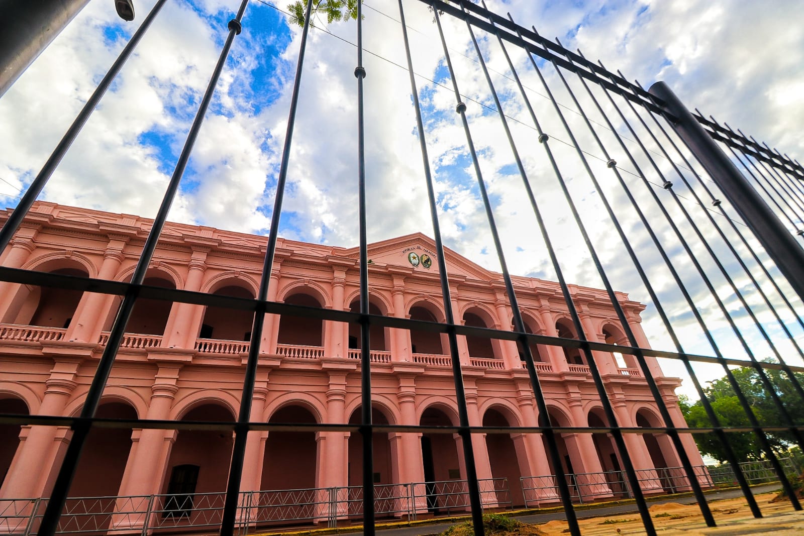 La plaza Juan de Salazar, frente al Cabildo ya está "tras las rejas". Foto: Jorge Lombardo.