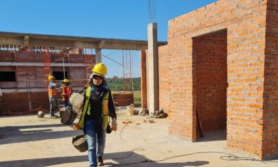 Yanina Martínez es ayudante de albañil en el sur. Foto: MOPC.