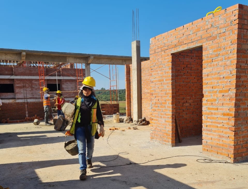 Yanina Martínez es ayudante de albañil en el sur. Foto: MOPC.