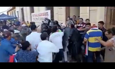 Incidentada movilización frente a municipalidad de San Pedro. Foto: Captura de vídeo.