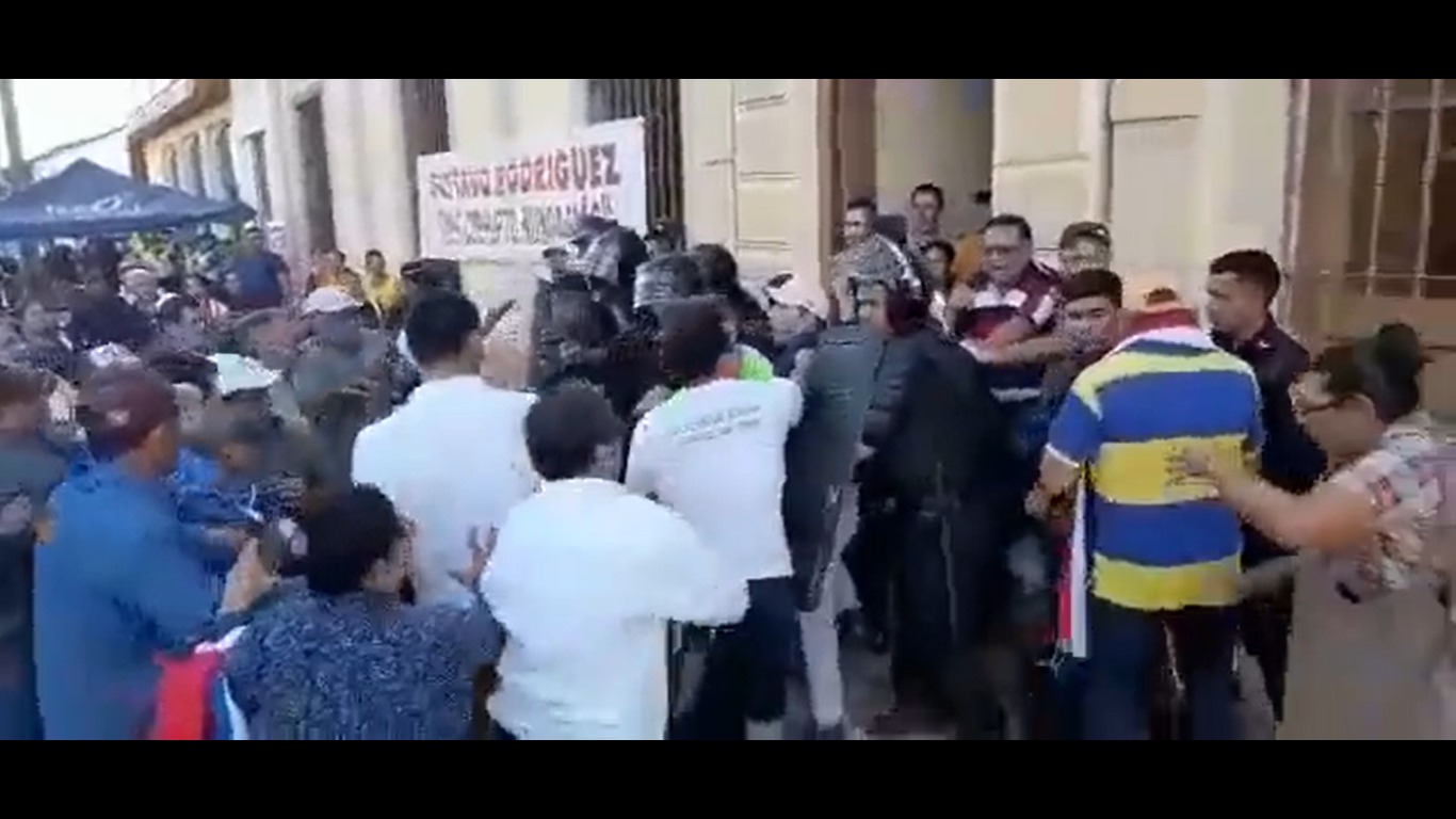 Incidentada movilización frente a municipalidad de San Pedro. Foto: Captura de vídeo.