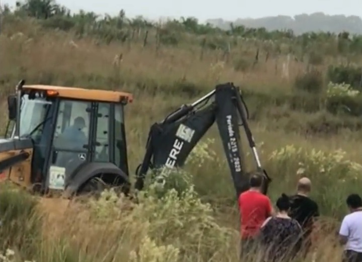 La excavación busca dar con los restos del joven Cristian Schaerer. Foto: Captura