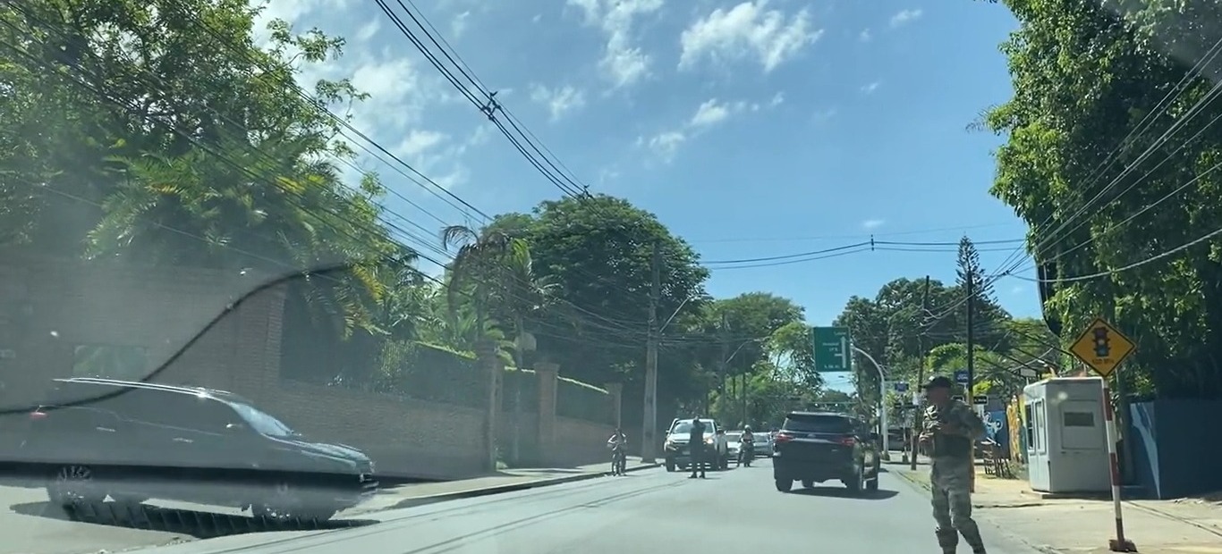 La comitiva paralizó el tránsito sobre la avenida España. Foto: Captura