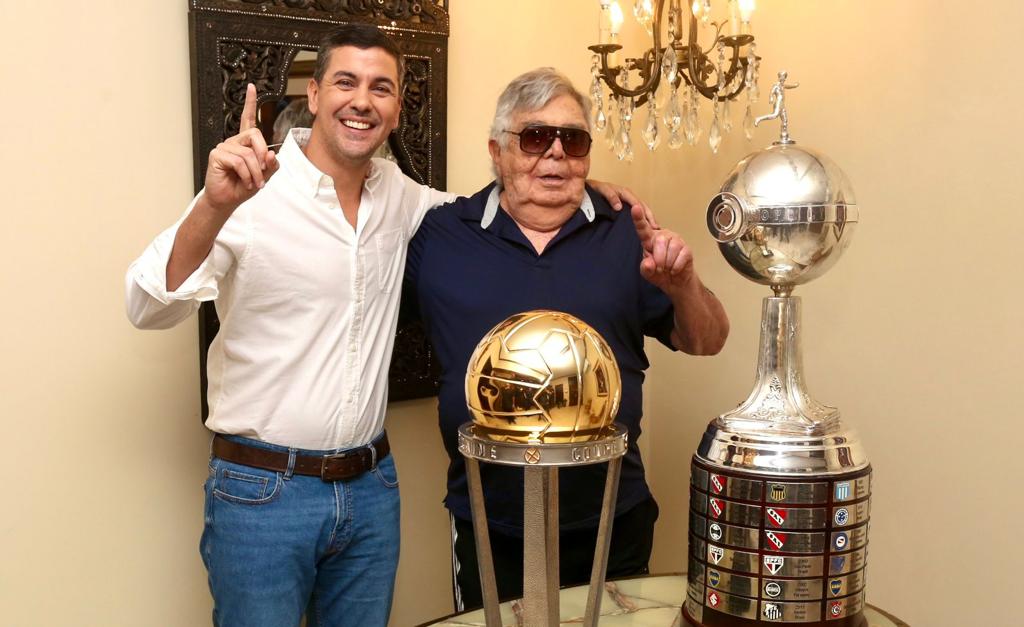 El presidenciable Santiago Peña con el histórico y exitosos ex dirigente deportivo Osvaldo Domínguez Dibb, quien también fue presidente de la ANR. Foto: Gentileza.