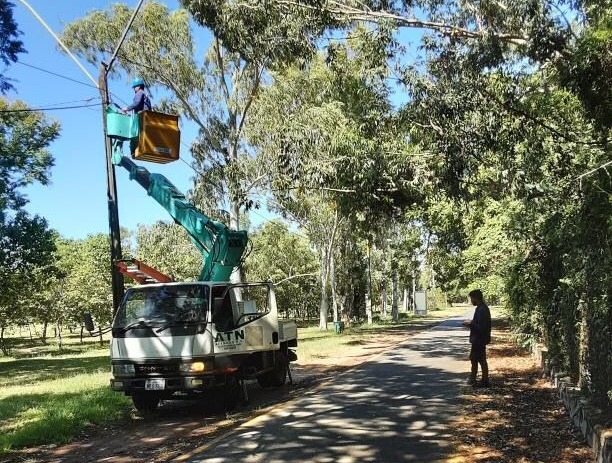 Trabajos de reposición de iluminación en el Ñu Guasú. Foto: MOPC