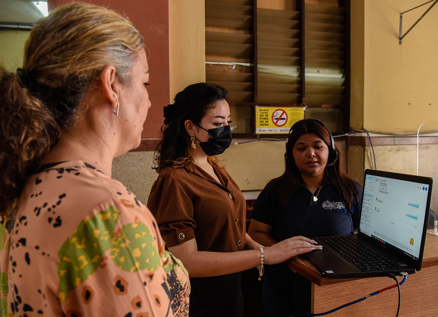 Servicio de interpretación en línea de forma a mejorar la comunicación entre las personas con discapacidad auditiva y las personas oyentes. Foto: Salud