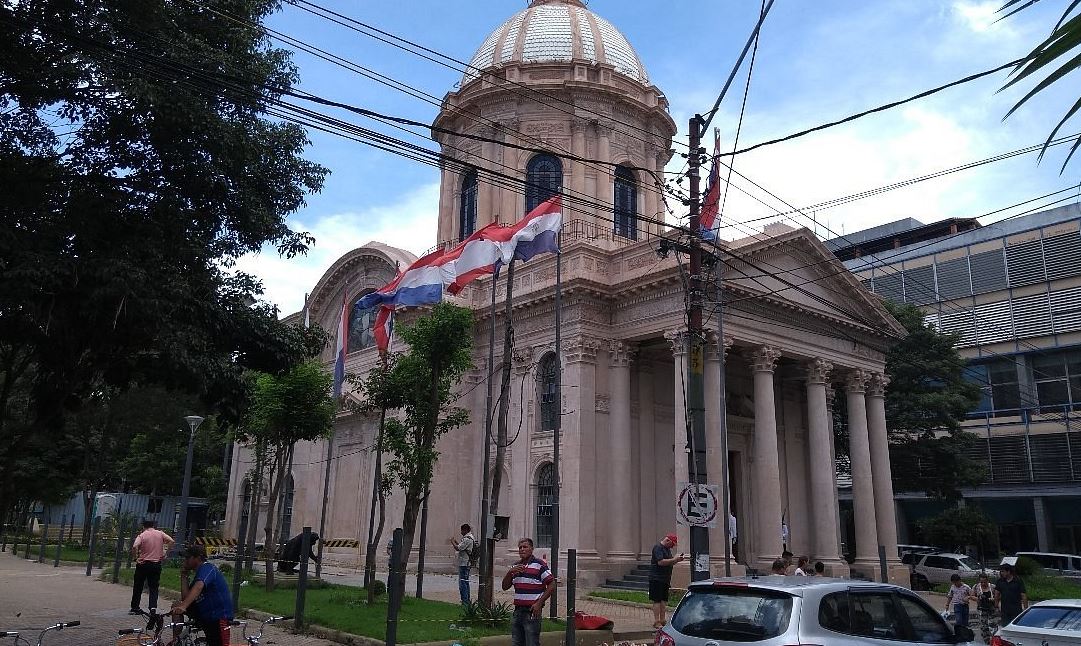 Icónica esquina de Asunción, donde se encuentra el Panteón de los Héroes sobre la calle Palma. Foto: Tripadvisor.