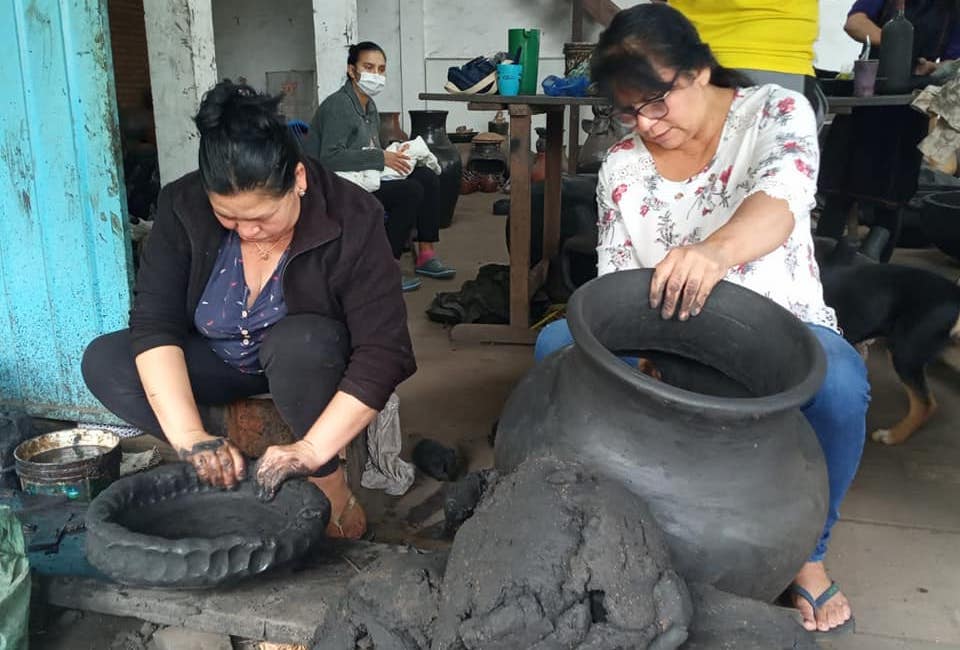 Mujeres ceramistas y la práctica del "ñai’ũpo". Cortesía