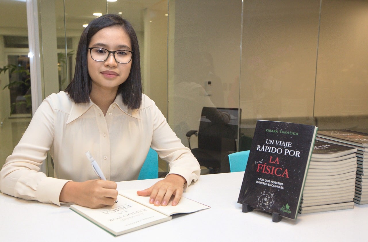 La joven Kirara Takaoka, en el lanzamiento de su libro el año pasado. Foto: Ciencia Sur