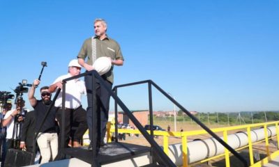 Mario Abdo Benítez recorriendo las instalaciones de la nueva planta. Foto Presidencia.