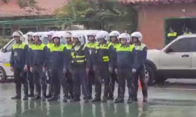 Los agentes de tránsito bajo la lluvia. Captura de video