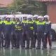 Los agentes de tránsito bajo la lluvia. Captura de video