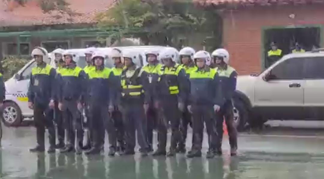 Los agentes de tránsito bajo la lluvia. Captura de video