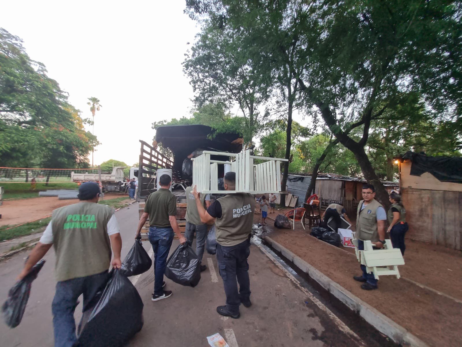 Momento de la reubicación de familias asentadas por mucho tiempo en el Parque Caballero. Foto: Gentileza.