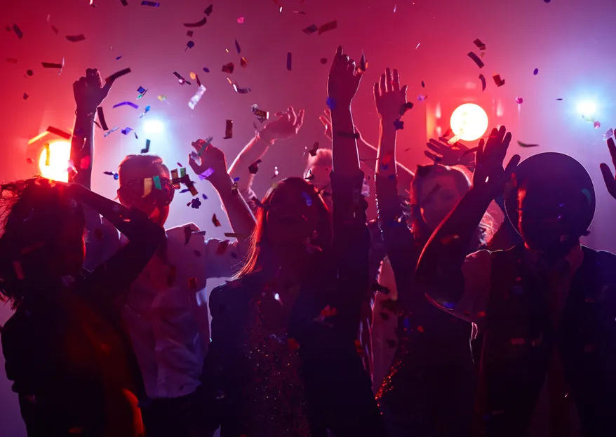 Bailando cumbia y reggaetón (Shutterstock)