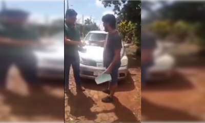 Momento en que el hombre devuelve la llave del automóvil a su dueño. (Captura video)