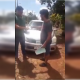 Momento en que el hombre devuelve la llave del automóvil a su dueño. Captura video