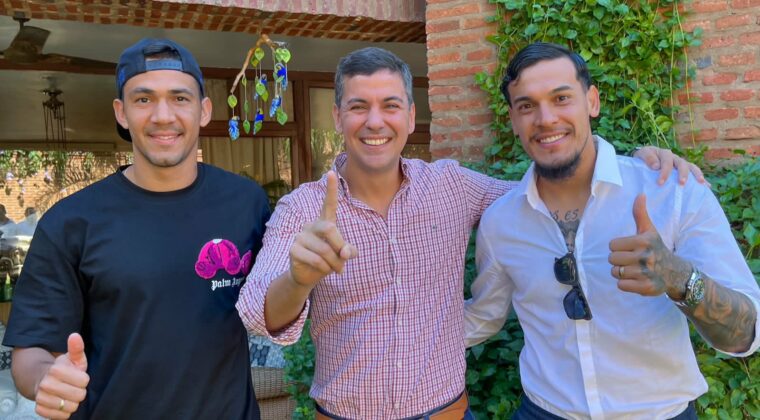 El presidenciable Peña recibió el apoyo de dos referentes de la selección nacional de fútbol. Foto: Gentileza