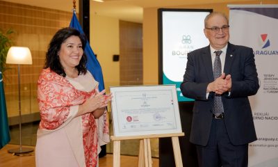 La ministra de Turismo, Sofía Montiel, hizo entrega de la certificación. Foto: Senatur