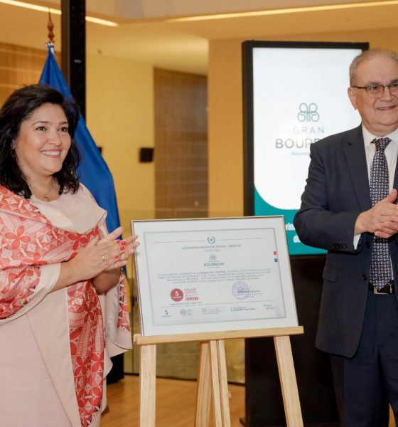 La ministra de Turismo, Sofía Montiel, hizo entrega de la certificación. Foto: Senatur