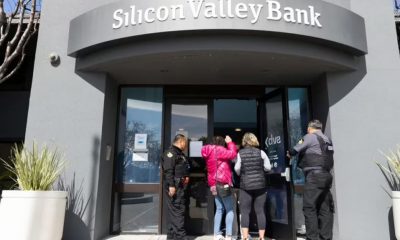 Guardias de seguridad permiten a personas ingresar en la sede del Silicon Valley Bank en Santa Clara, California, el lunes 13 de marzo de 2023. Foto: Infobae